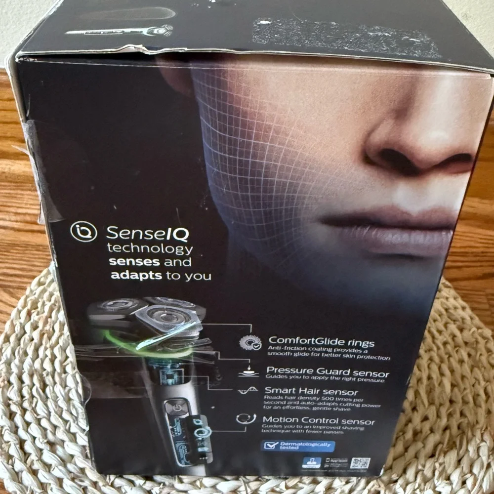 Philips Norelco 9800 Electric Shaver Set - Picture 10 of 12